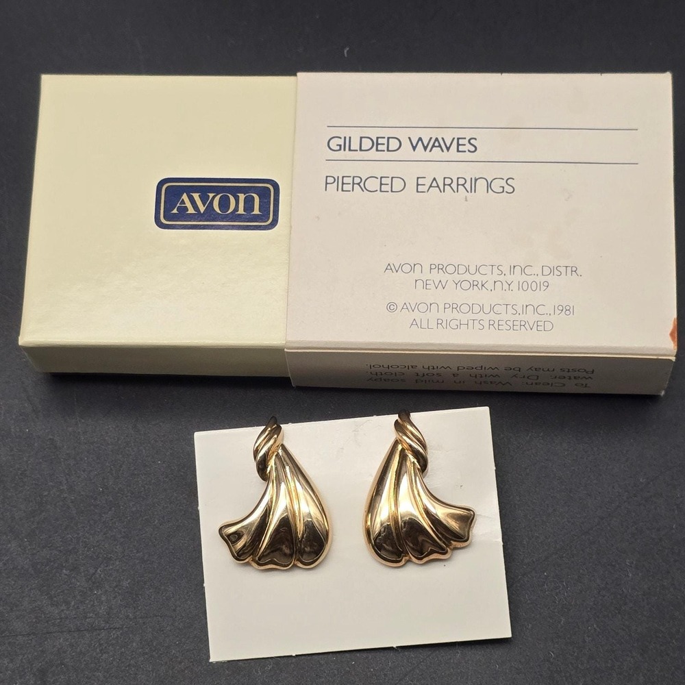 Avon Gilded Wave Earrings In Box Gold Tone Ribbed Fan Vintage